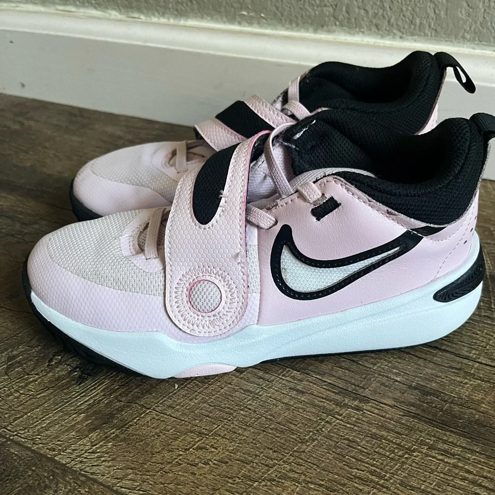 Nike team hustle d11 girls light pink basketball shoes size 2‎ and knee pads